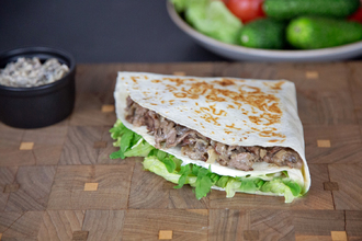 Слайсы мраморной говядины, обжаренные на гриле, сливочно-грибной соус, салат-микс, пшеничная лепёшка.