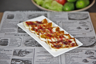 Рассольный сыр Халуми, обжаренный на гриле с ягодным соусом.