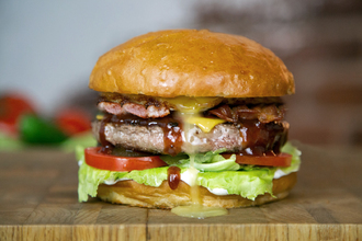 Булочка Бриошь, сливочный соус, салат Айсберг, помидор, маринованный огурец, котлета из говядины, сыр Чеддар, соус BBQ, бекон, яичница.